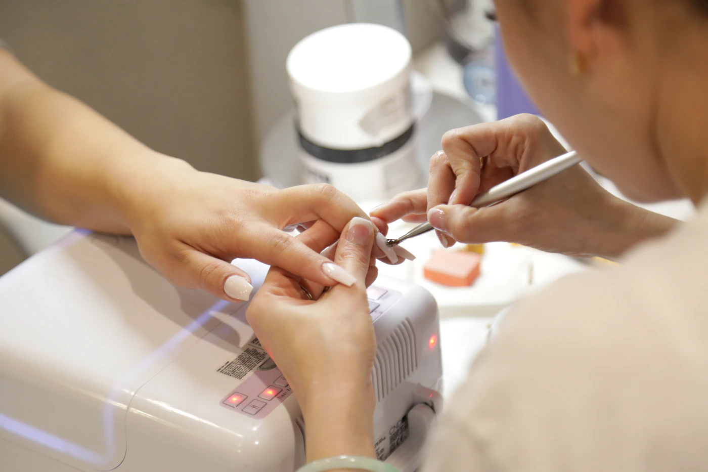 Profissional realiza um serviço de manicure em uma bancada organizada
